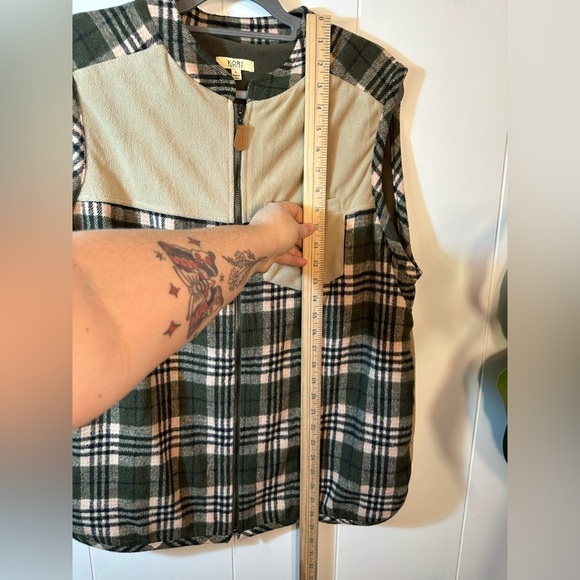 Kori Women’s Green and Pink Plaid Soft Zippered Vest Size Large - Picture 11 of 13